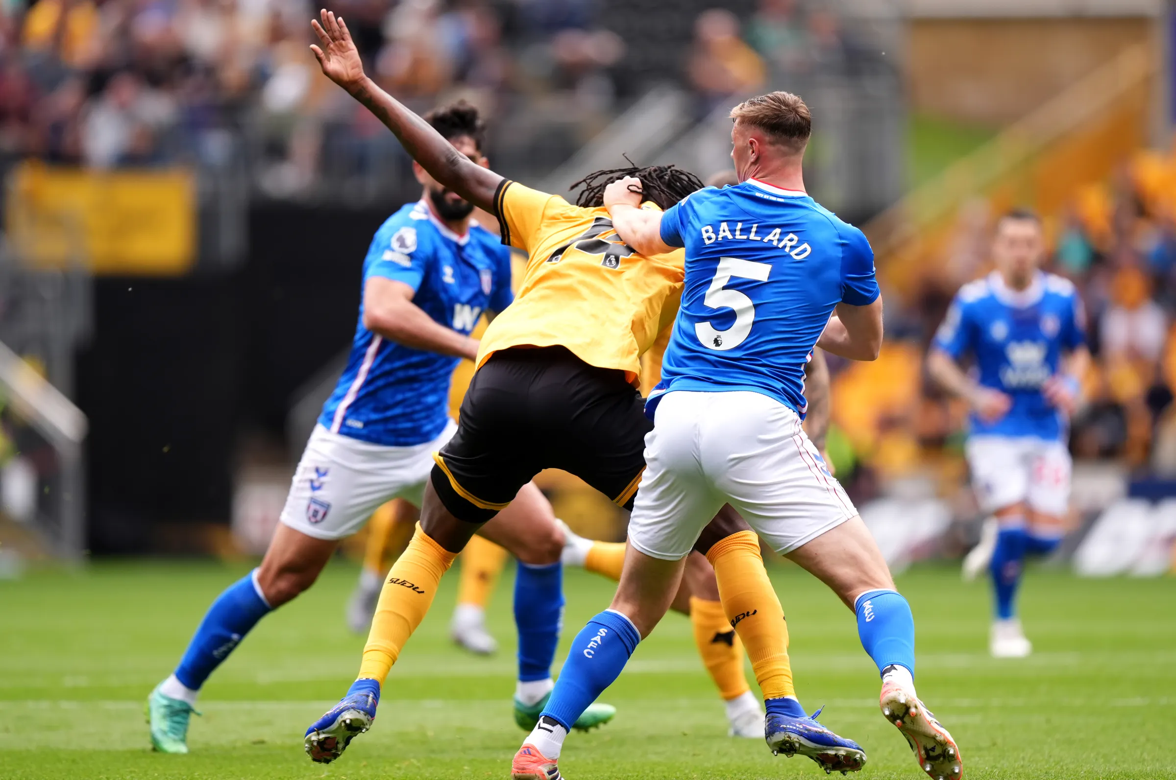 Bueno Header Holds Sunderland as 10-Man Black Cats Stumble